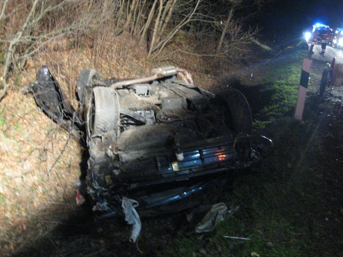 POL-HI: Verkehrsunfall auf der Autobah 7 fordert drei Schwerverletzte Mercedes überschlägt sich und bleibt auf dem Dach liegen