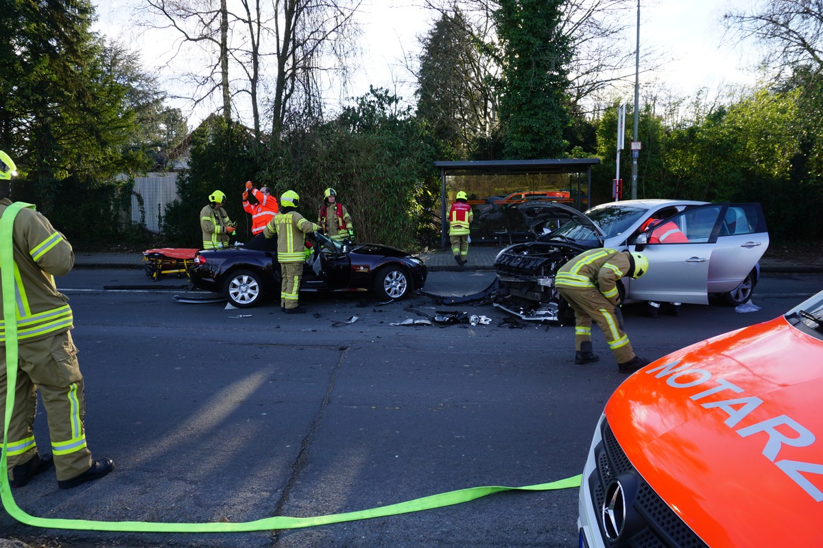 FW Ratingen: Verkehrsunfall mit zwei beteiligten PKW