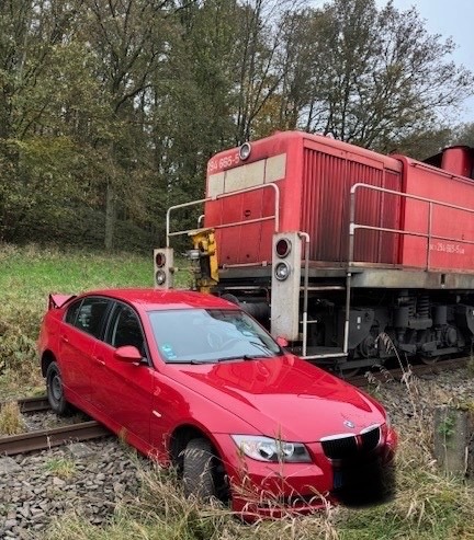 BPOL-KL: Güterzug kollidiert mit PKW auf der Bahnstrecke zwischen Steinwenden und Obermohr