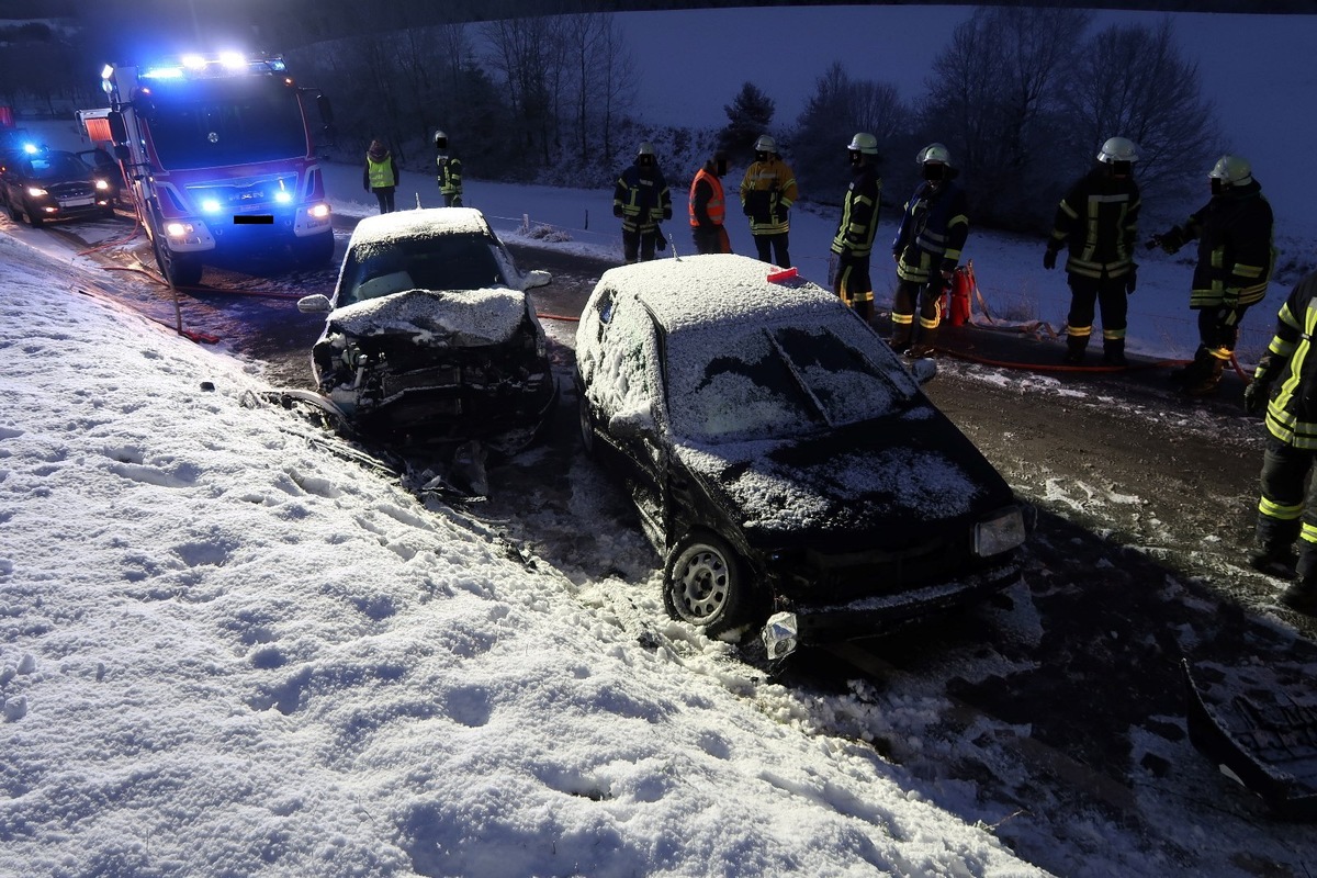 POL-FR: Steinen: Auto gerät auf glatter Straße ins Schleudern und kommt in den Gegenverkehr - eine Person leicht verletzt