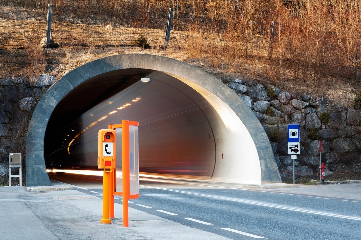 Fahrt durch die Röhre / Richtiges Verhalten bei Panne, Stau und Co. im Tunnel