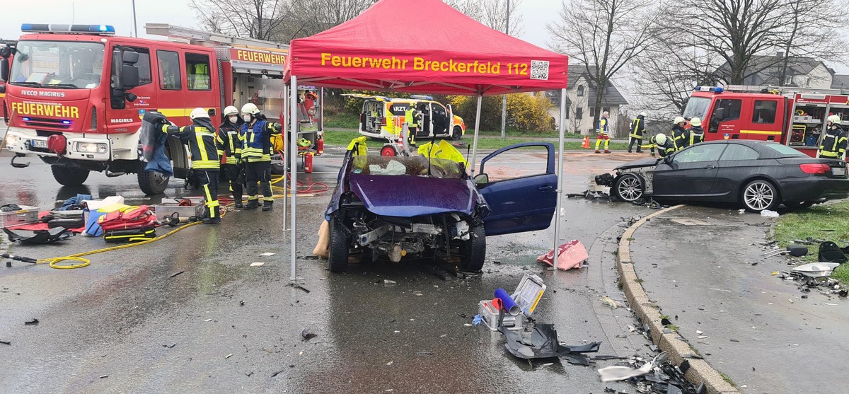 FW-EN: Schwerer Verkehrsunfall - mehrere Personen eingeklemmt