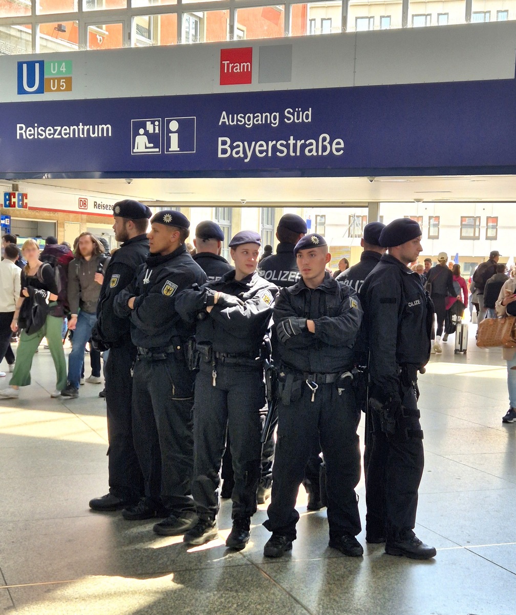 Bundespolizeidirektion München: Kroatische Fußballfans zünden Rauchtopf im Münchner Hauptbahnhof