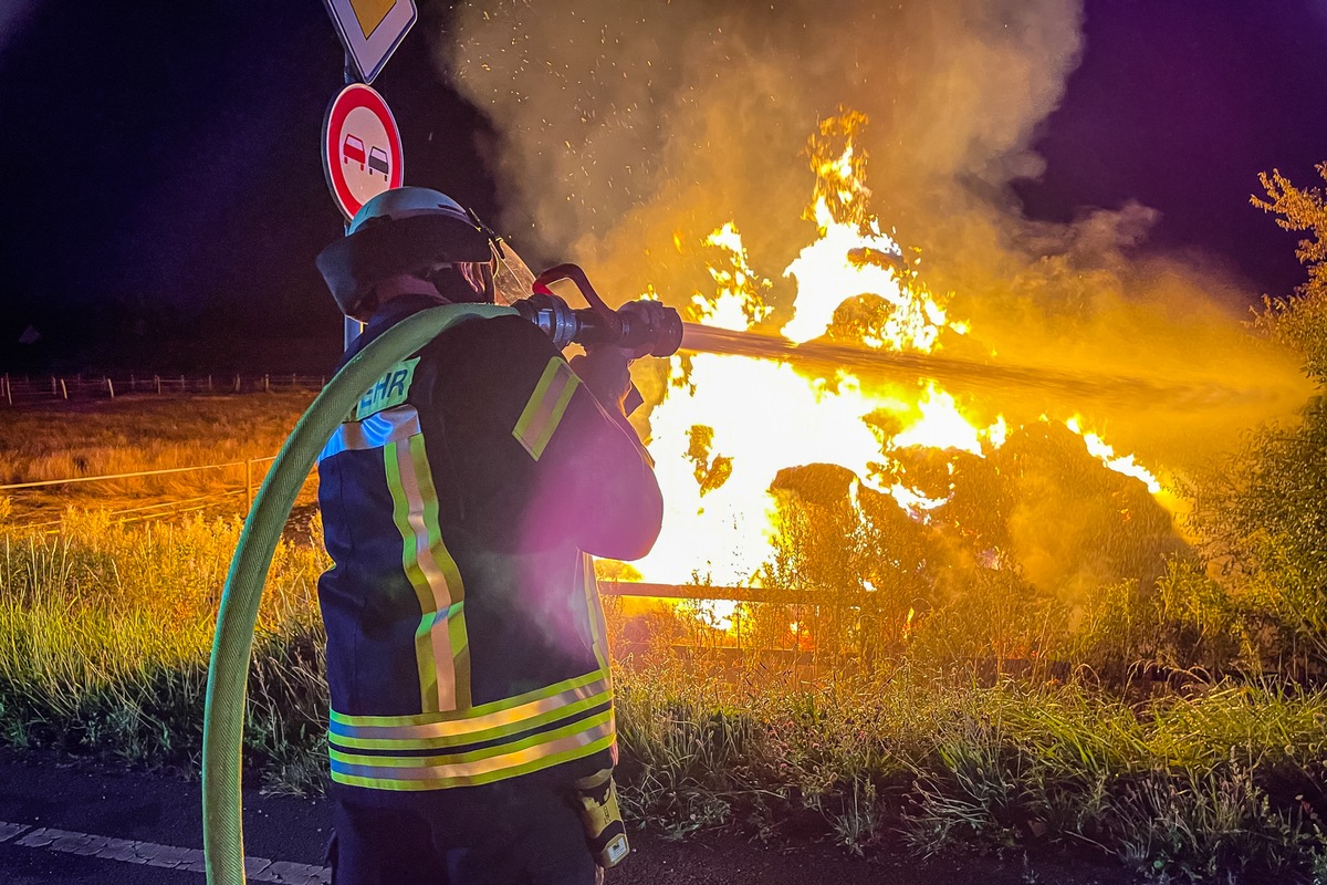 FW Menden: Strohmiete in Vollbrand