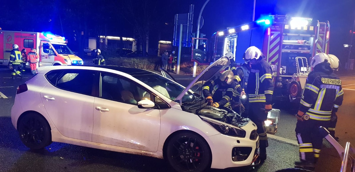 FW-EN: Verkehrsunfall im Kreuzungsbereich