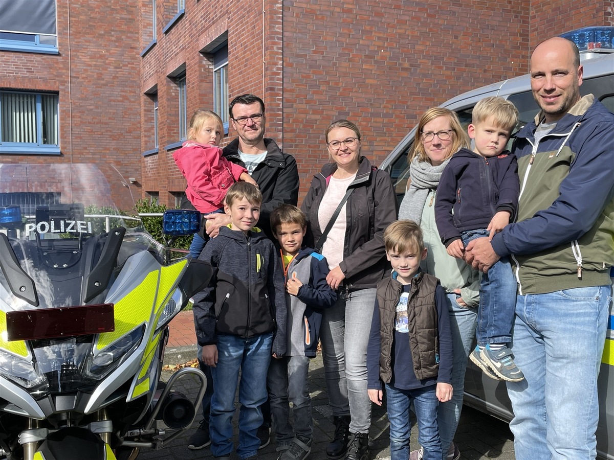 POL-COE: Kreis Coesfeld, Dülmen/Besuch bei der Polizeiwache - Gewinn eingelöst