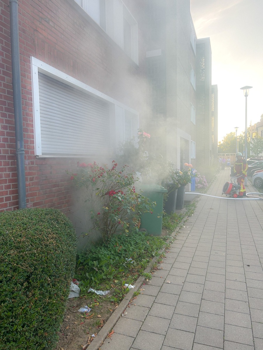 FW Düren: +++ Menschenrettung bei Kellerbrand am Abend in Düren +++