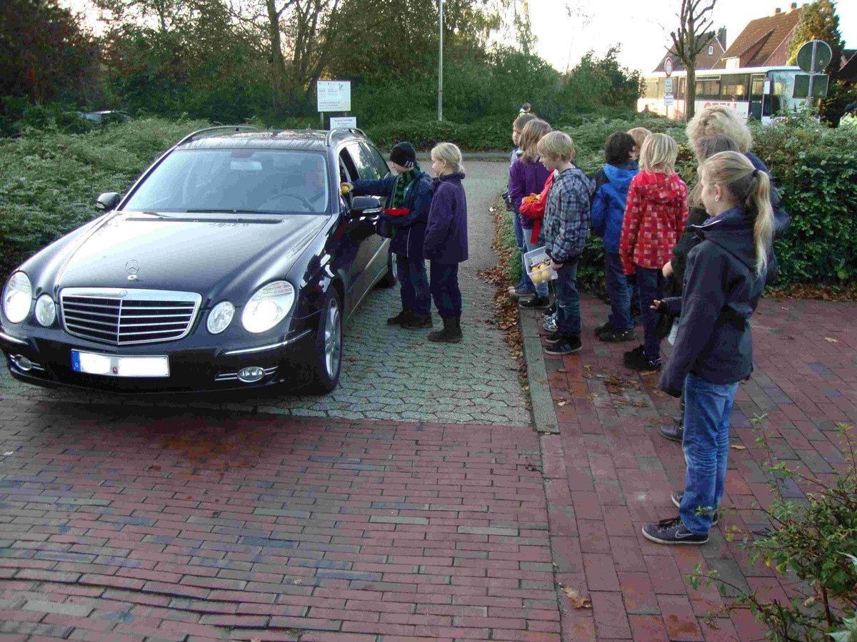 POL-CUX: Unfall in Cuxhaven unter Alkoholeinfluss verursacht+++ Einbruch in ein Wohnhaus in Cuxhaven+++ Büroeinbruch in Cadenberge+++ Schüleraktion&quot;Saure Zitrone&quot; in Lamstedt+++Foto-Download möglich+++