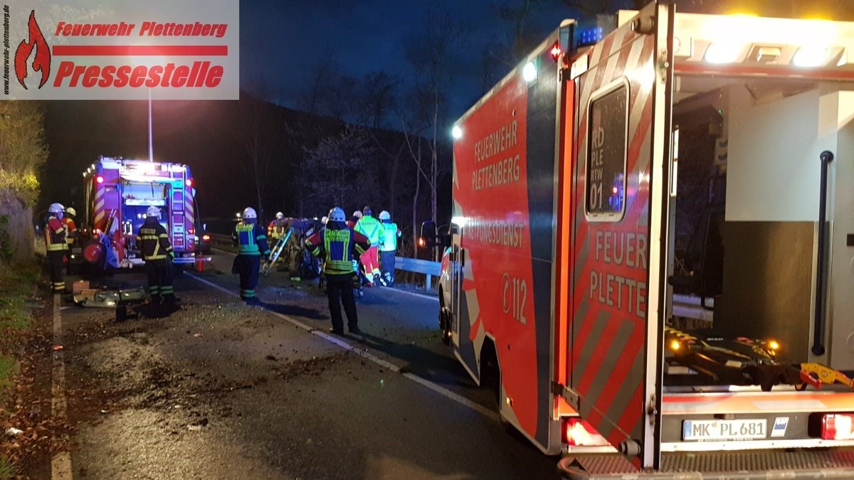 FW-PL: PKW auf Seite. Feuerwehr rettet schwer Verletzte aus Fahrzeug.