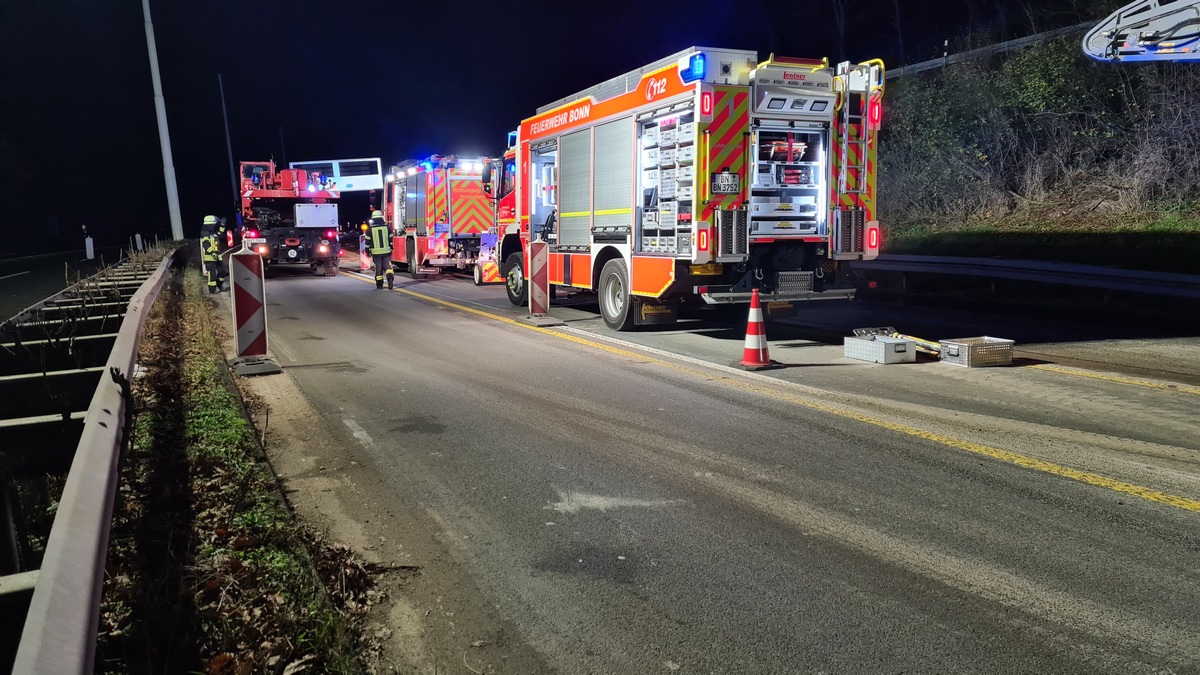 FW-BN: Asphaltfräse bricht in Versorgungsschacht ein.