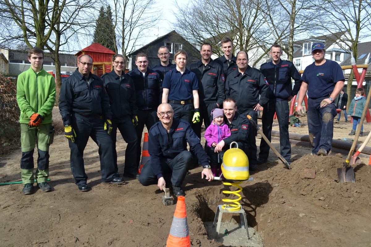 FW Mettmann: Feuerwehrspielplatz in Mettmann wird vervollständigt/
Förderverein und Vertreter der Kreissparkasse weihen &quot;Wackelhelm&quot; ein.