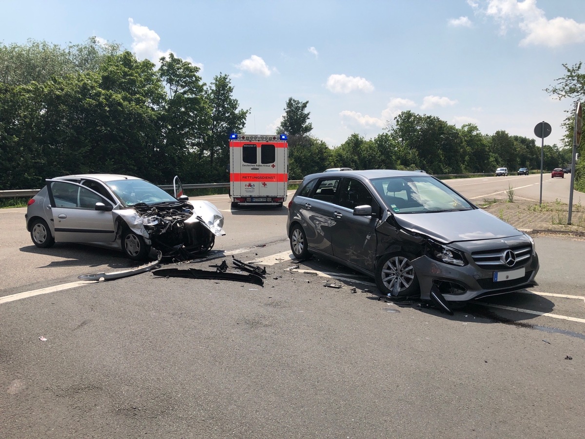 POL-PDWO: Worms - Unfall beim Abbiegen, eine Person verletzt