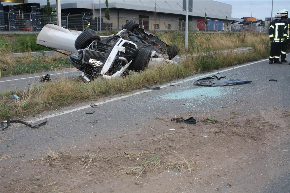 POL-PPRP: Aus Kurve getragen, Fahrer tödlich verletzt, Beifahrer schwer verletzt