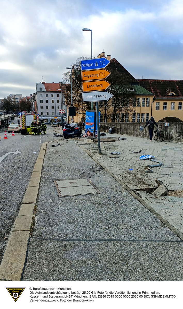 FW-M: Autofahrer rammt Litfaßsäule (Neuhausen)