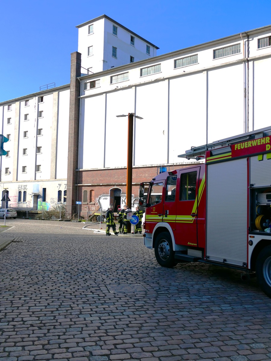 FW-DO: Feuer im Hafenbereich. Glutbrand in Rapssilo.