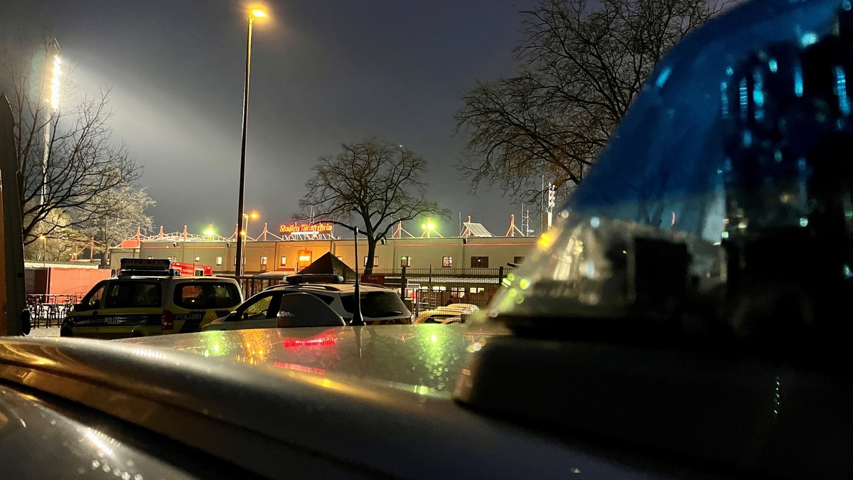 POL-OB: Fußballspiel in der Regionalliga West zwischen Rot-Weiß Oberhausen und Rot-Weiss Essen im Stadion Niederrhein in Oberhausen