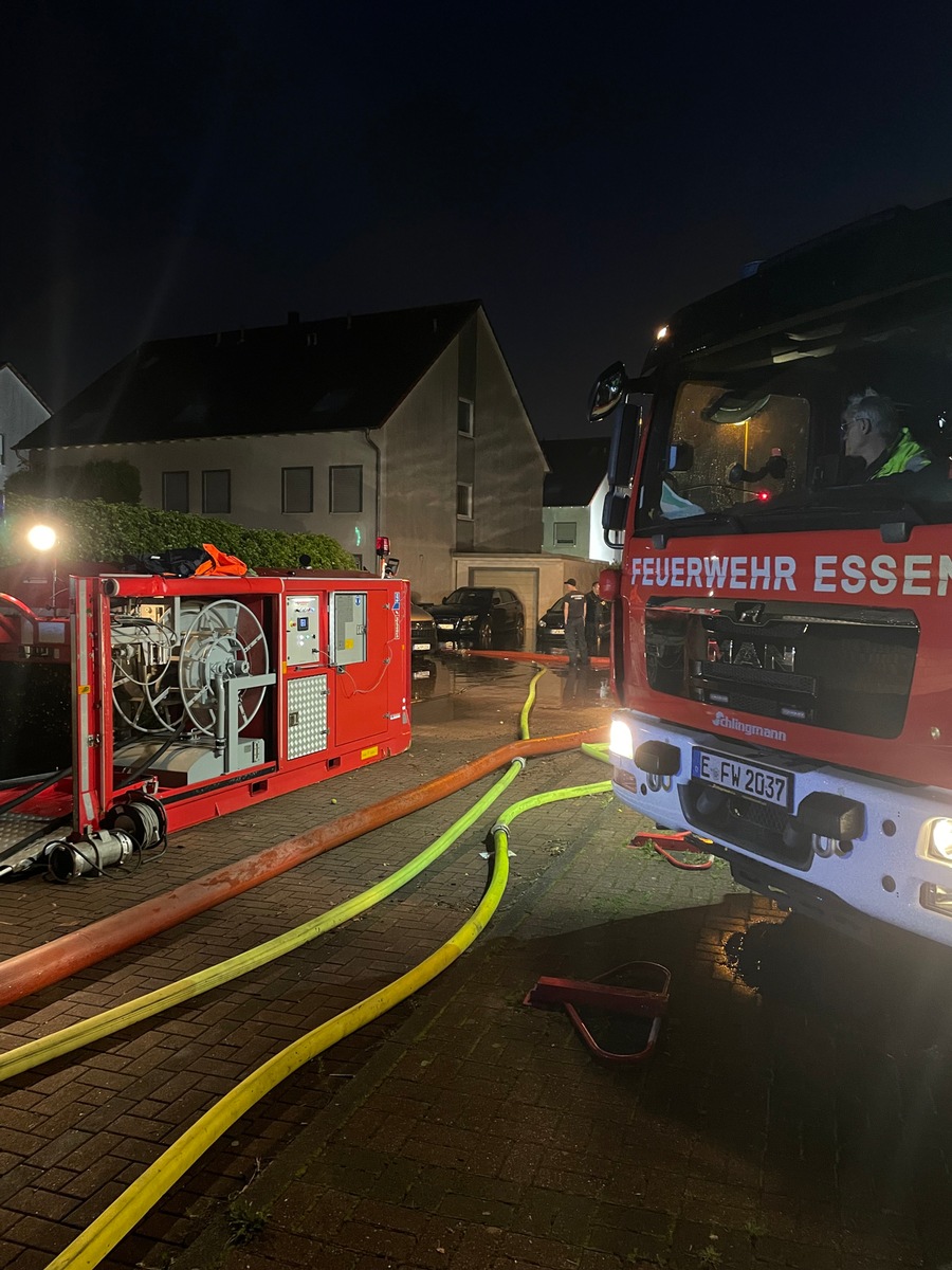 FW-E: Starkregenereignis in den nördlichen Stadtteilen sorgt für rund 90 unwetterbedingte Einsätze - Wohngebiet überflutet