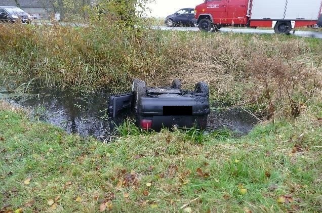 POL-CUX: Verkehrsunfall in Bülkau - Frau kommt mit ihrem PKW aufgrund einer Ölspur von der Fahrbahn ab, landet in einem Graben und verletzt sich hierdurch leicht (Lichtbild in der Anlage)