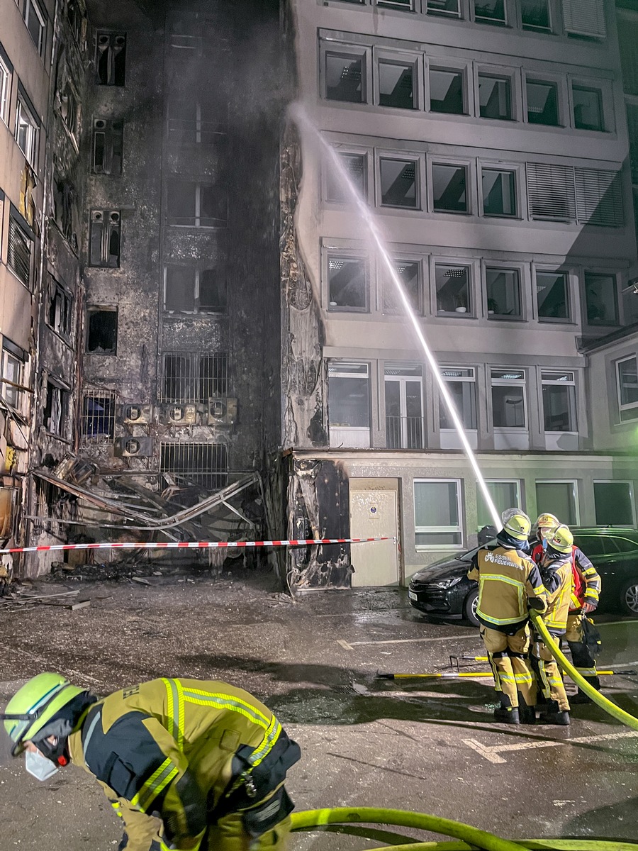 FW-E: Großbrand in Essener Innenstadt - Flammen schießen 18 Meter in den Himmel