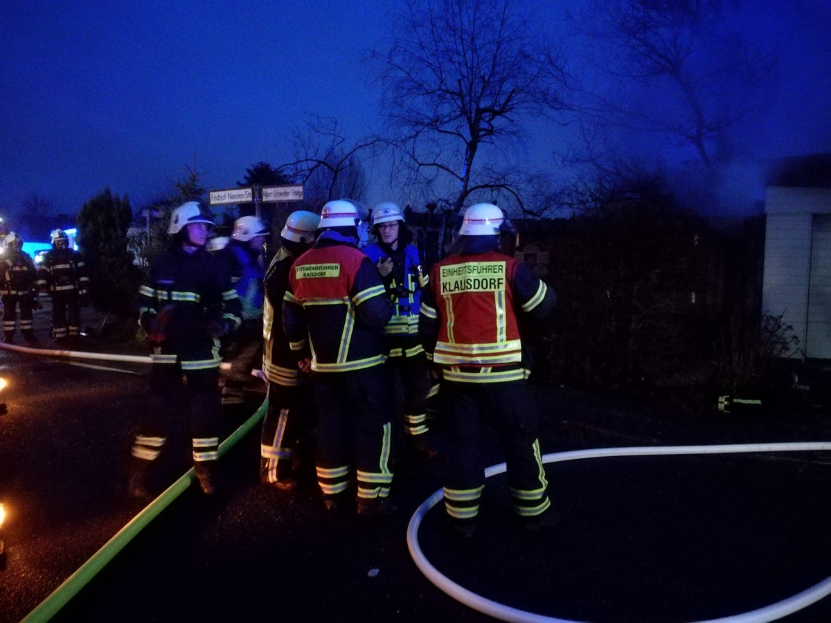 FW-PLÖ: Datum: 21.12.2017, 7:22 Uhr +++ Einsatzort: Schwentinental, OT Raisdorf +++ Einsatz: FEU, Garagenbrand