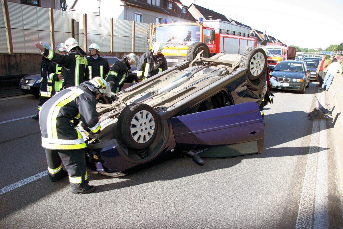 FW-E: Verkehrsunfall auf der A40, PKW überschlagen, Bildbeilage