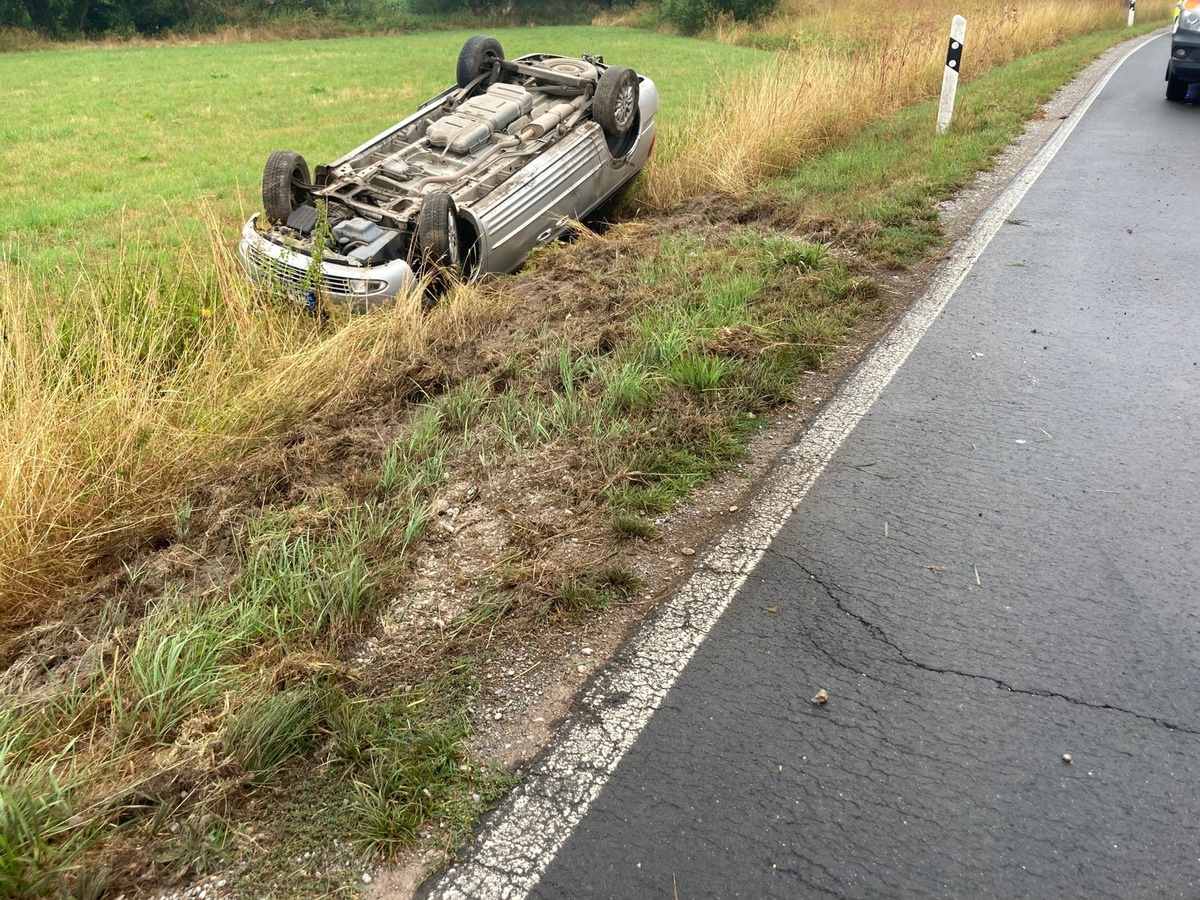 POL-NOM: Verkehrsunfall - PKW überschlagen im Graben