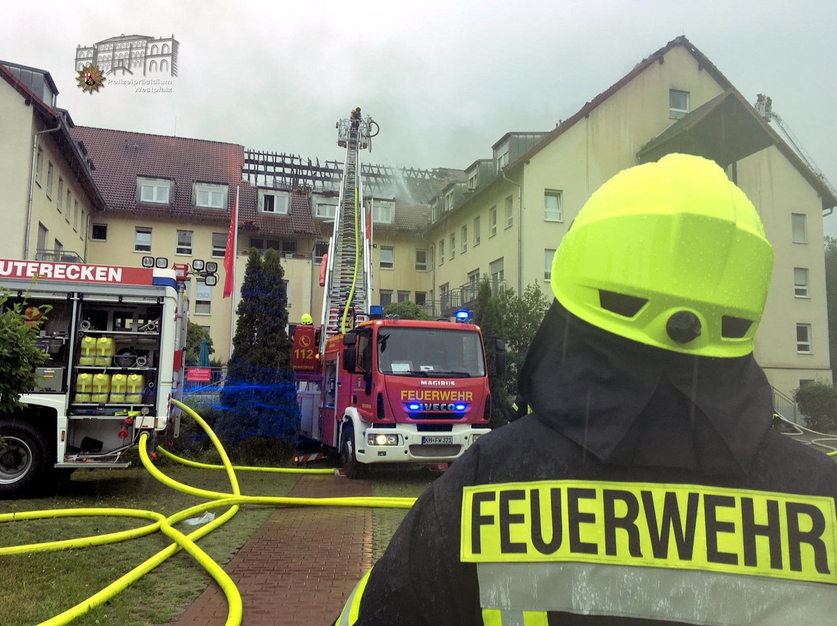 POL-PPWP: Dachstuhl-Brand in Seniorenheim