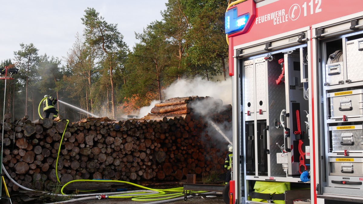 FW Celle: Brennt Holtpolter in Hustedt!