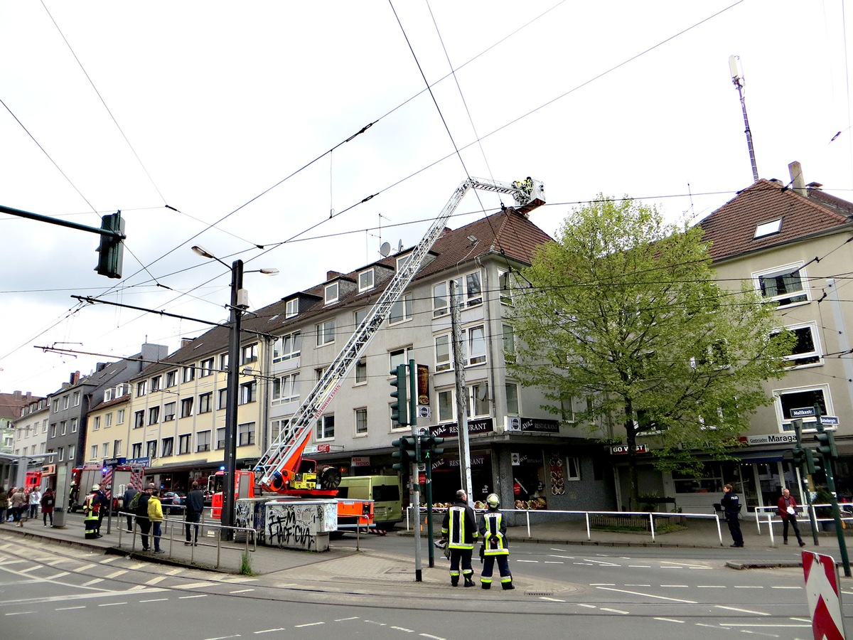 FW-E: Starke Rauchentwicklung aus Rauchabzugsanlage einer Imbissbude