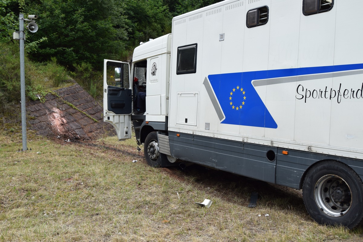 POL-PDKL: A62/Landstuhl, Nach Hustenanfall in Tunnelportal gekracht