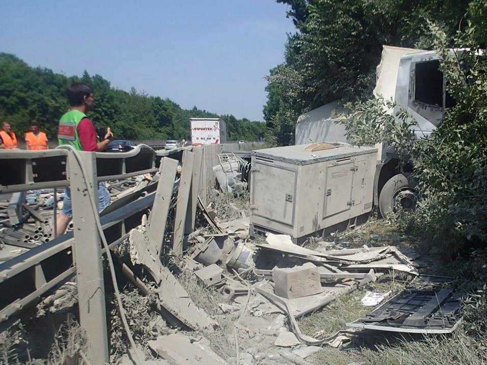 POL-VDMZ: Lkw-Unfall auf der A61