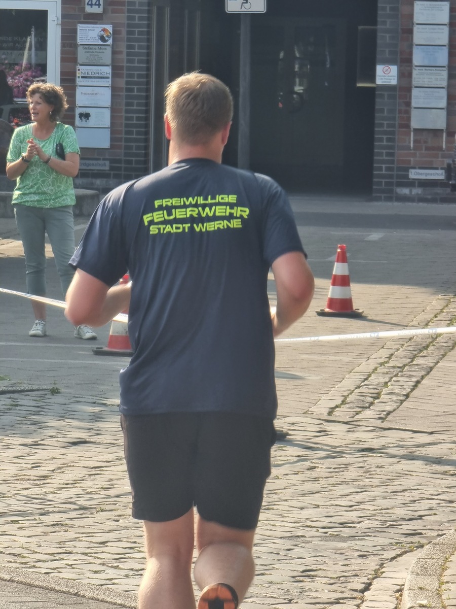 FW-WRN: Abkühlung aus dem Tanklöschfahrzeug für die Läuferinnen und Läufer des 21. Werner Stadtlauf