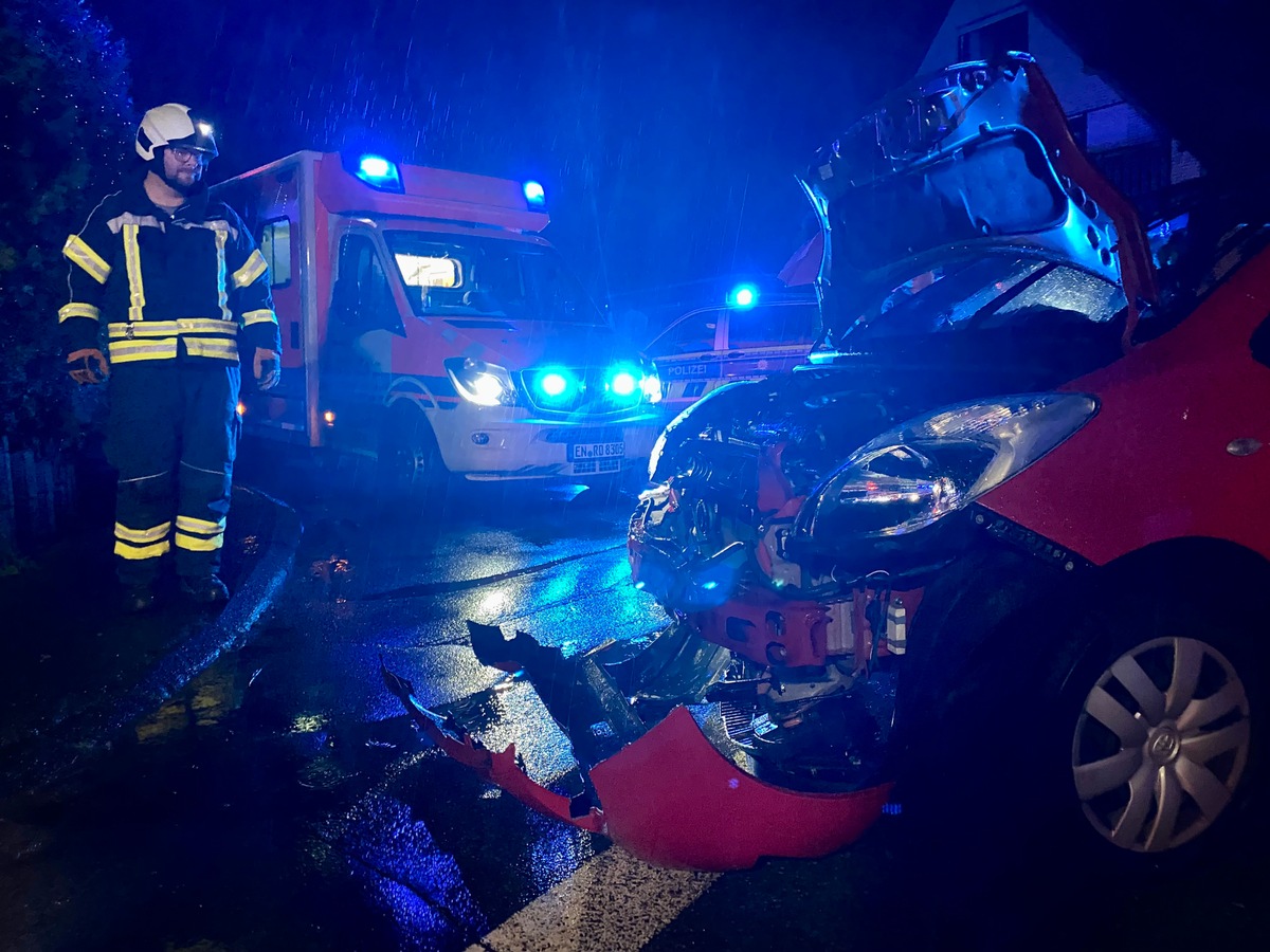 FW-EN: Kleinwagen prallt gegen Mauer &amp; Baum über Fahrbahn