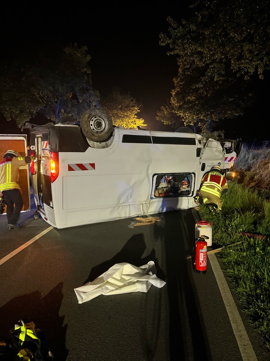 POL-PB: Transporterfahrer schwerverletzt