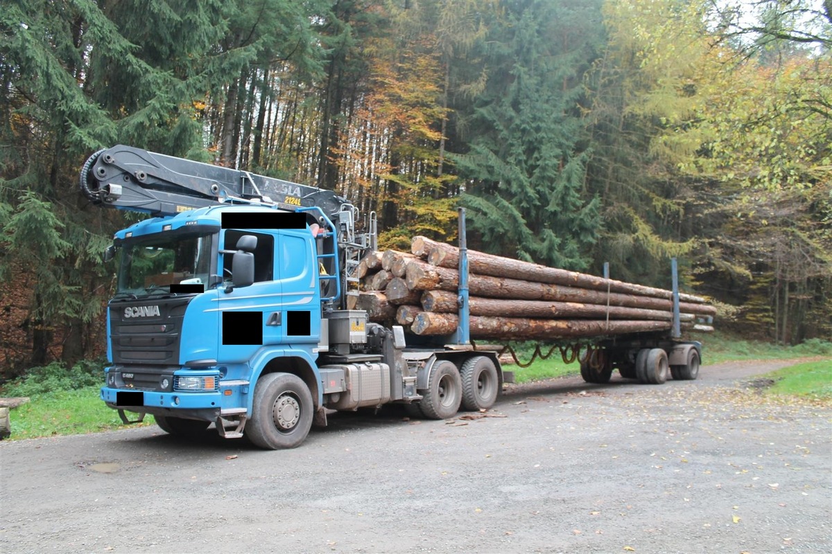 POL-PDKL: A6/Kaiserslautern, Langholztransporter erheblich überladen