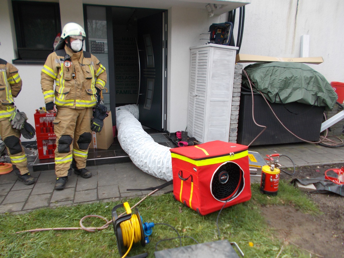 FW-GL: Schwelbrand eines Pelletspeichers im Stadtteil Schildgen von Bergisch Gladbach