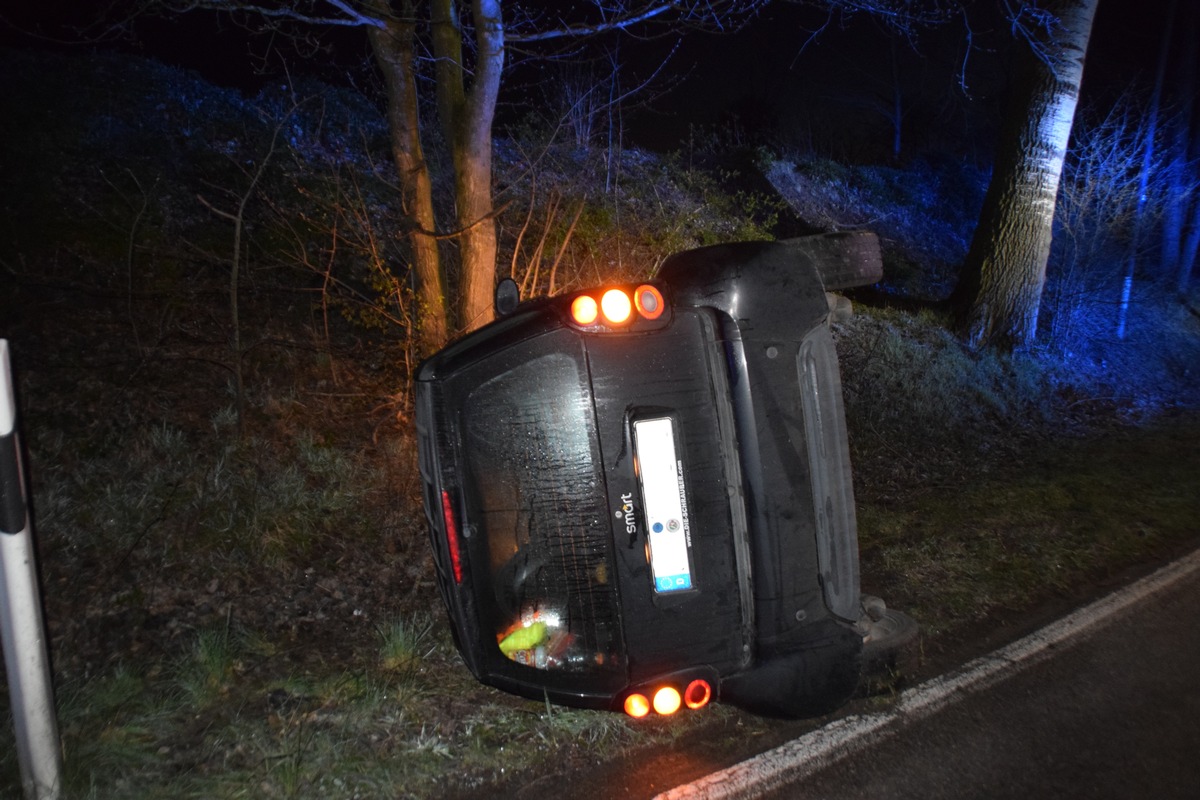 POL-HF: Unfall bei Glätte- Fahrzeug kippt auf die Seite