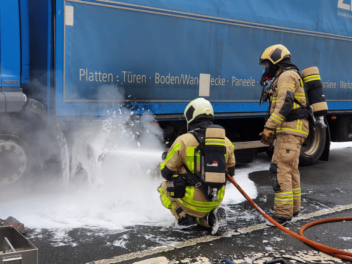 FW-Dorsten: +++ LKW-Brand. Aufwendige Einsatzmaßnahmen +++