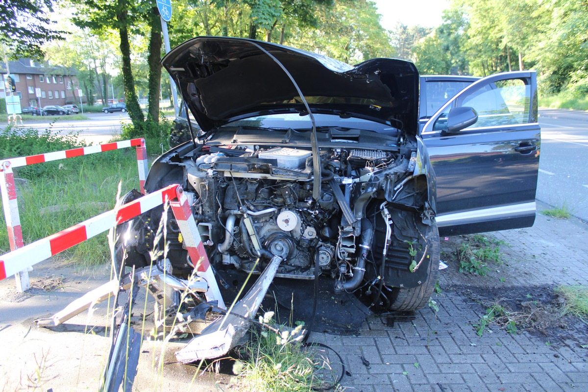 POL-HAM: Trümmerfeld und hoher Sachschaden- Fahrer flüchtet nach Alleinunfall zu Fuß