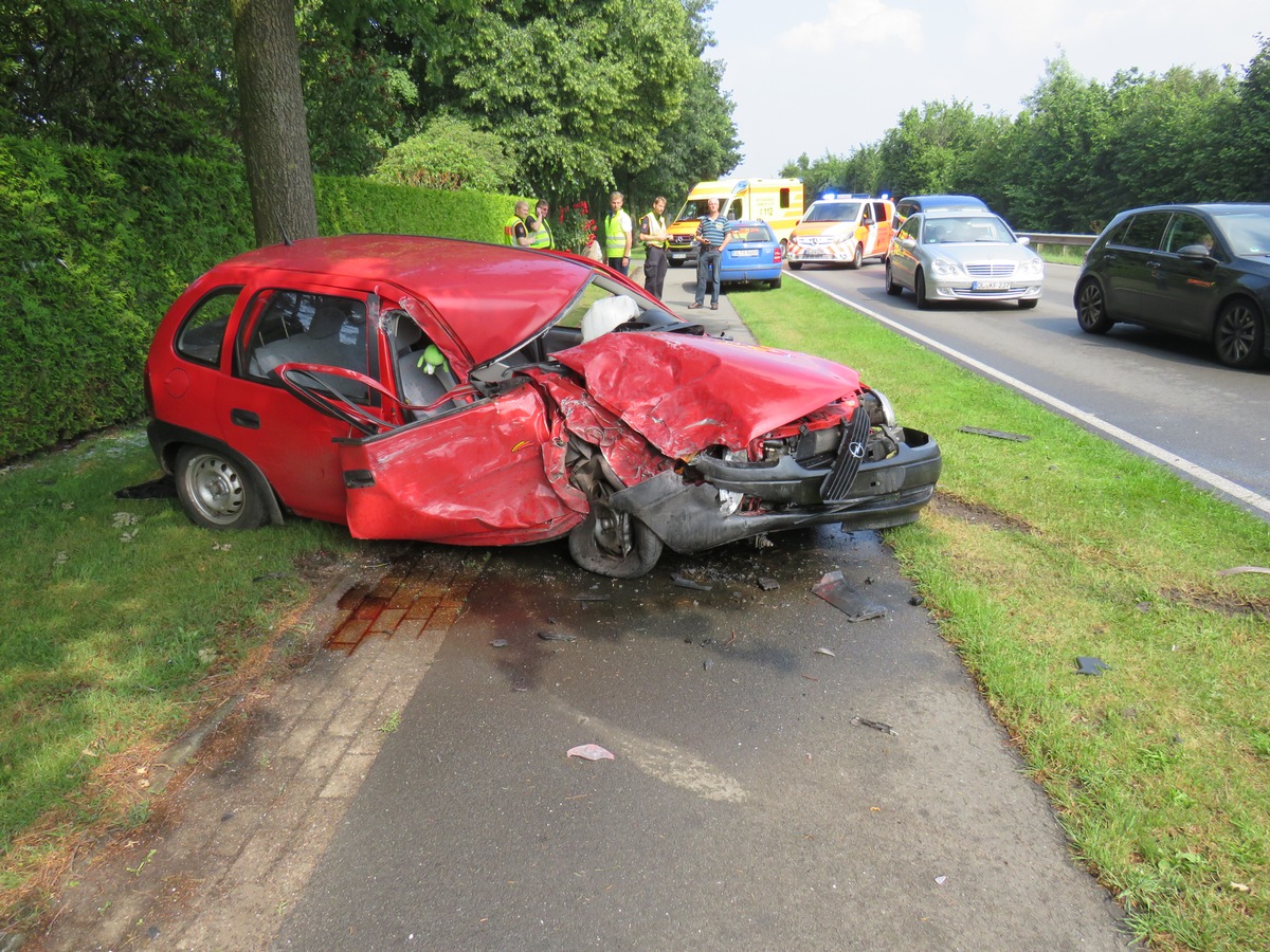 POL-OL: +++ Pressemitteilung des Polizeikommissariates Bad Zwischenahn: Schwerer Verkehrsunfall zwischen PKW und LKW auf Bundesstraße 401 in Edewecht +++