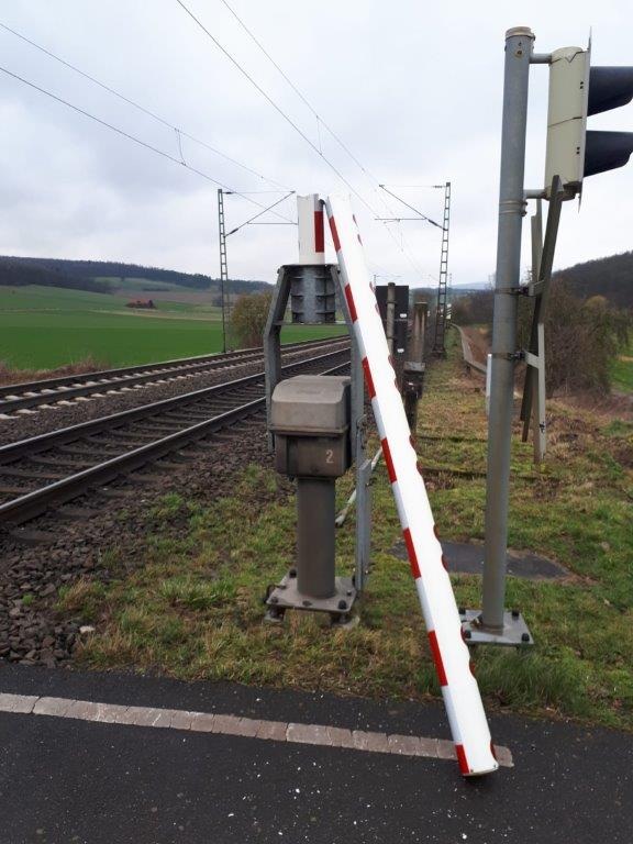 BPOL-KS: Bundespolizei ermittelt - Unbekannter fährt Schrankenbaum ab und fährt davon