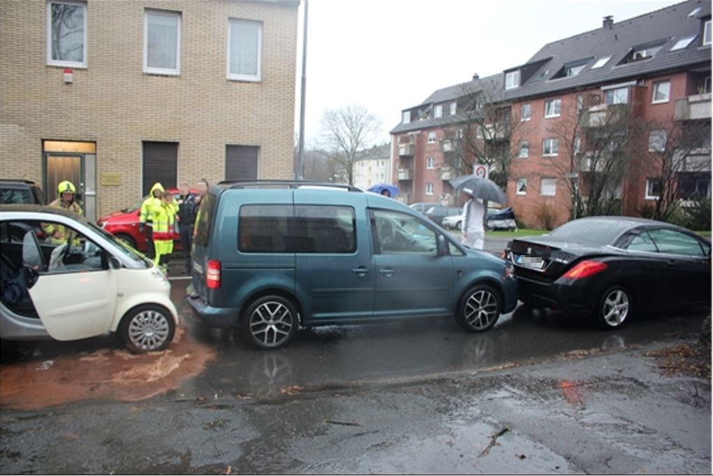 POL-ME: Sekundenschlaf: 21-Jähriger sorgt für Auffahrunfall - zwei Verletzte - Ratingen - 2401012