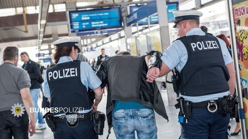 Bundespolizeidirektion München: 33-Jähriger widersetzt sich Zöllnern