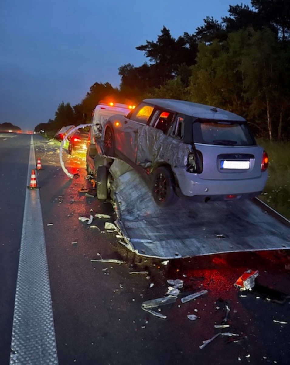 POL-ROW: ++ Hansalinie A1: Aktuelle Verkehrsbehinderungen nach Auffahrunfall ++