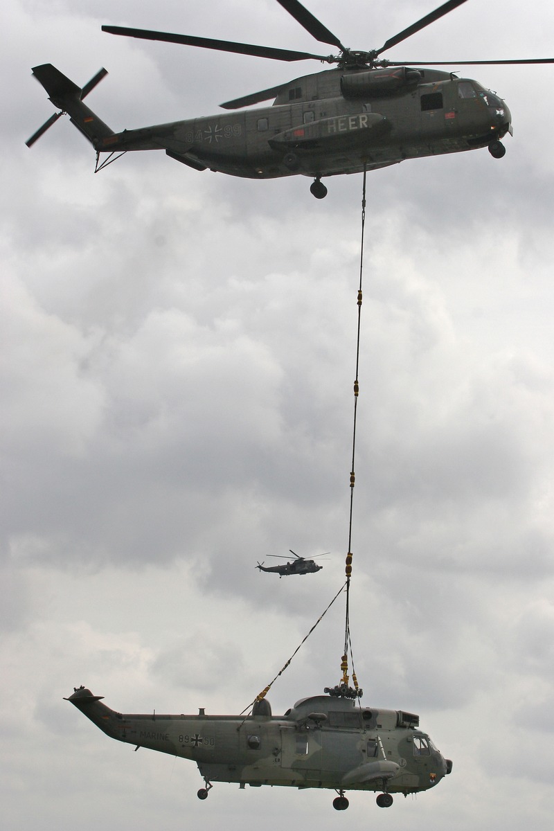 Deutsche Marine - Bilder der Woche: Ungewöhnliche Rettung für einen SAR-Hubschrauber - &quot;Sea King&quot; per Lufttransport zurück nach Kiel