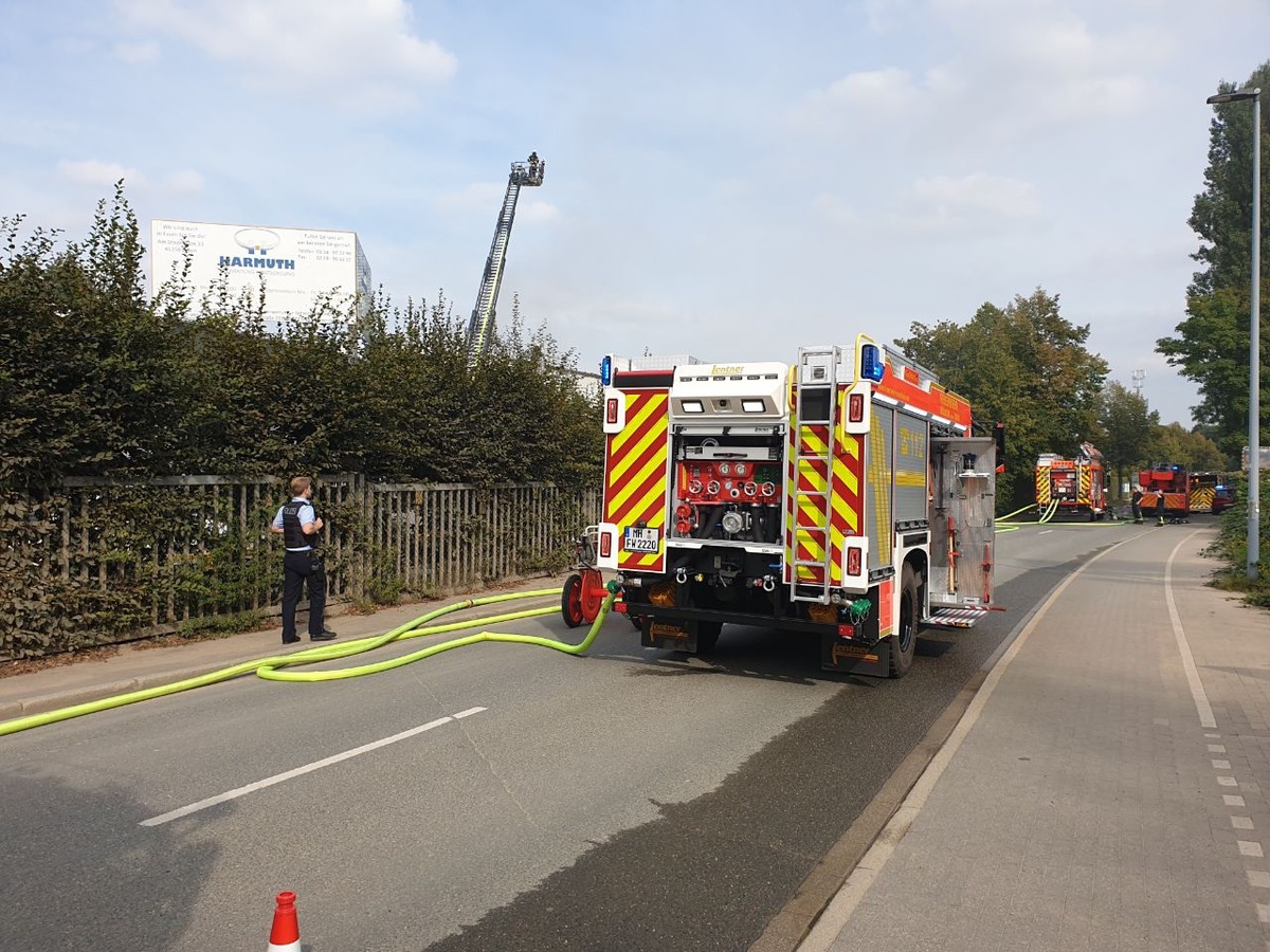 FW-MH: Brand in einer Gewerbebetriebshalle. Starke Rauch- und Geruchsbelästigung.