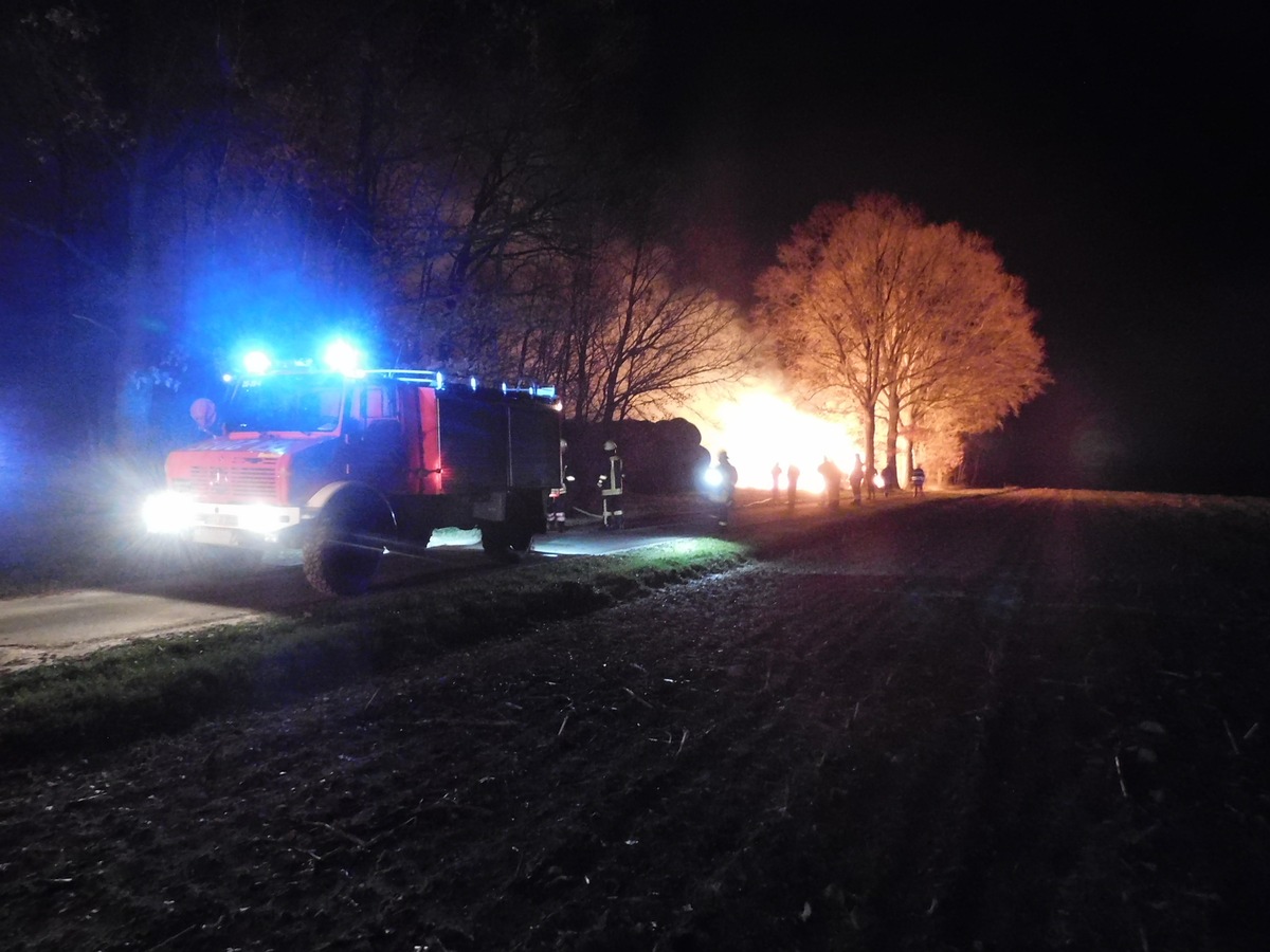 POL-HK: Idsingen: Rundballen in Brand