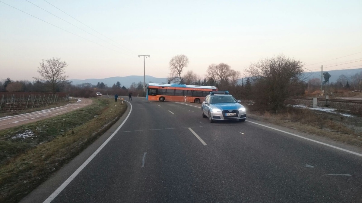 POL-PDNW: Bus verliert Bodenhaftung bei Wendemanöver