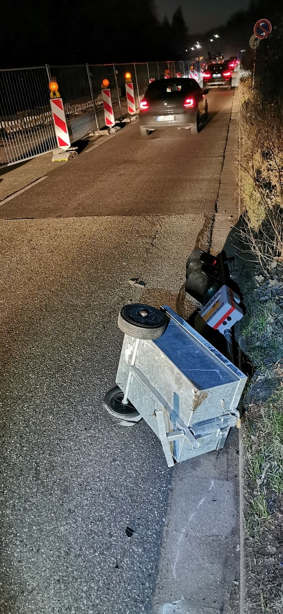 POL-PDNW: Unfallflüchtiger ruiniert Ampel - Polizei springt ein