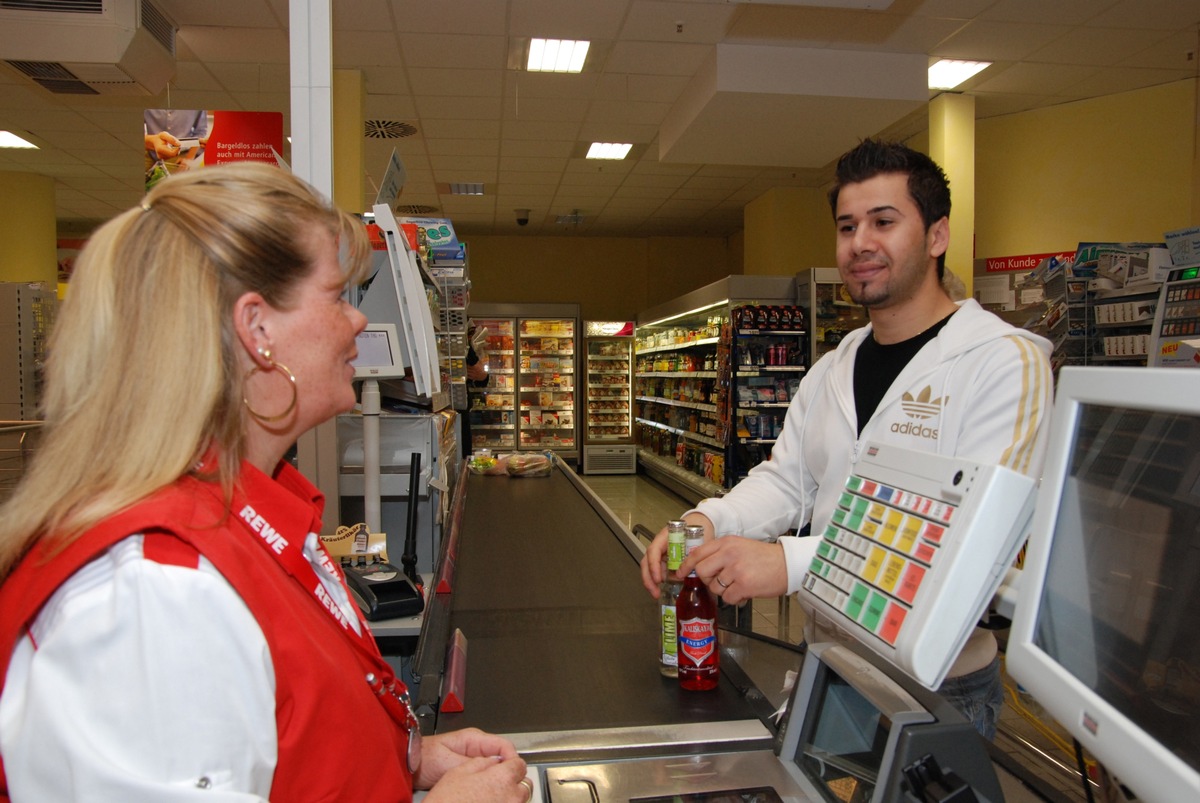 REWE &amp; toom geben Signale zum Jugendschutz beim Alkoholverkauf - Neues Sicherheitssystem an den Kassen unterstützt die Alterskontrolle